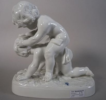 null D'après Charles MASSÉ (1855-1913) Enfants jouant Groupe en porcelaine blanche....