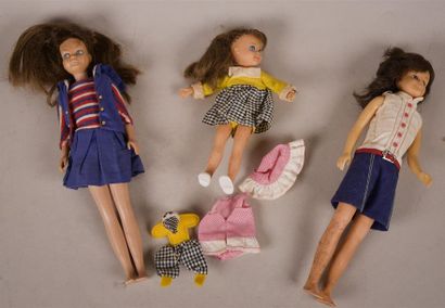 null Barbie. Lot de 3 poupées : - Skooter et sa tenue cookie time de 1965 1966 (tâches...