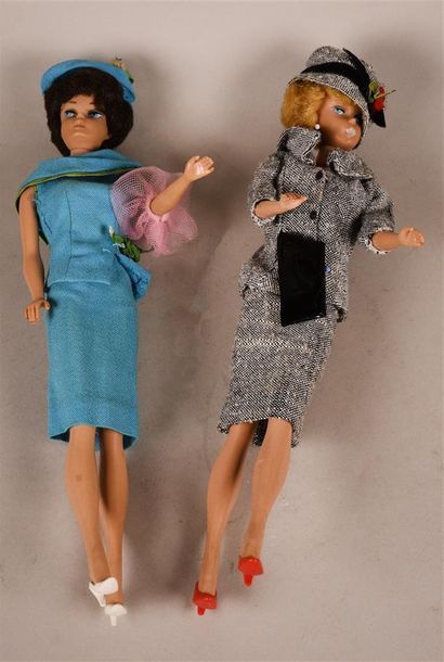 null Barbie. Lot de 2 Bubble cut : l'une vêtue de la tenue Fashion editor de 1965,...