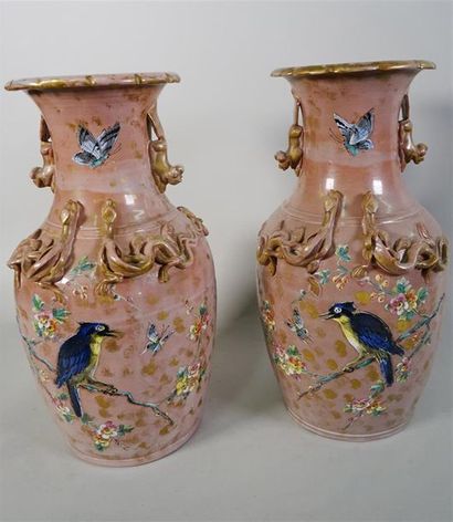 null Paire de vases en faïence à décor dans le goût chinois d'oiseaux branchés, papillons...
