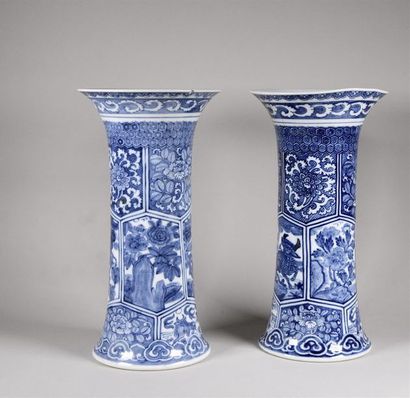 null JAPON, vers 1900 Paire de vases cornet en porcelaine à décor floral et d'animaux...