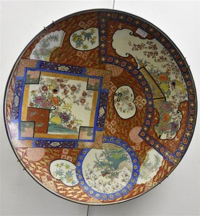 null JAPON Grand plat en porcelaine à décor polychrome naturaliste dans des réserves...