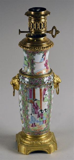 null CHINE, Canton Vase en porcelaine polychrome monté en lampe à pétrôle, à décor...