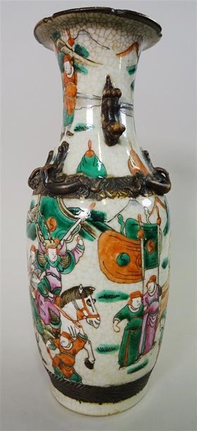 null CHINE Vase en porcelaine de Nankin, à décor tournant de guerriers, petits dragons...