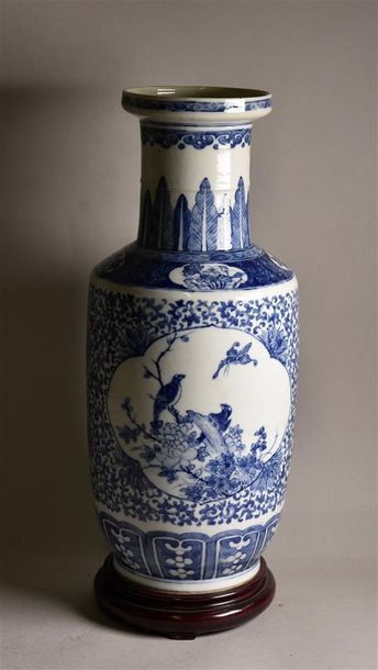 null CHINE, XXe siècle
Vase en porcelaine à décor en blanc bleu d'oiseaux branchés...