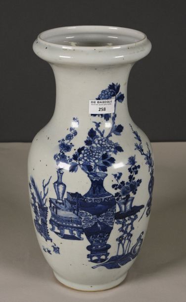 null CHINE
Vase en porcelaine à décor en bleu de bouquets fleuris dans des vases
XXe...