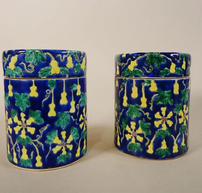 null CHINE, XXe siècle Paire de pots couverts en porcelaine, à décor de fruits jaune...