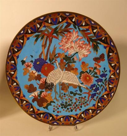 null JAPON, XIXe siècle Lot de deux plats en émaux cloisonnés à décor polychrome...