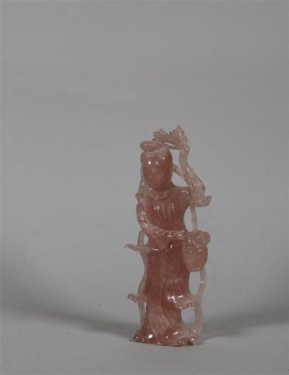 null CHINE, XXe siècle Statuette en pierre dure de couleur rose figurant une femme...