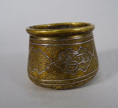 null PROCHE-ORIENT, fin du XIXe siècle Petite coupe en bronze damasquiné H. 5 cm...