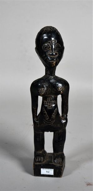 null Djimini, Côte d'ivoire Statuette de femme aux scarifications en bois noirci...