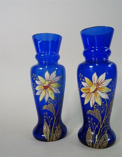 null Attribué à LEGRAS Paire de vases en verre bleu de forme balustre sur piédouche...