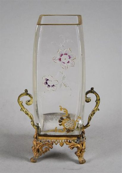 null Vase quadrangulaire oblong en verre à décor émaillé de fleurs polycrome et or,...