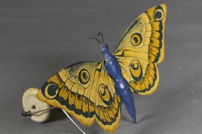 null Papillon en tôle peinte et lithographié bleu et jaune monté sur roulette fin...