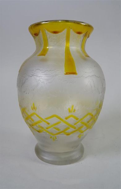 null LEGRAS Vase balustre à col évasé en verre givré à décor de motifs géométriques...