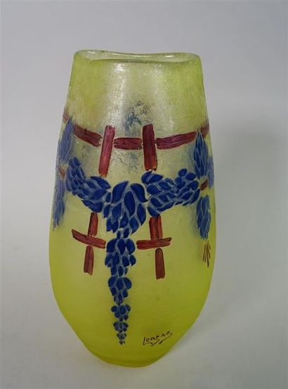 null LEGRAS Vase en verre givré jaune à col triangulaire, à décor dégagé à l'acide...