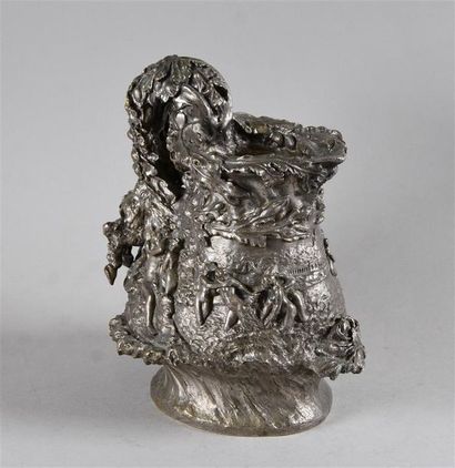 null D. EBRARD (XXe siècle) Pichet en bronze argenté à décor en relief du bain des...