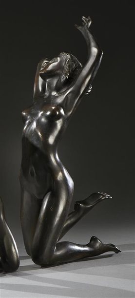 null CORREIA (XX-XXIe siècles) Femme à genoux un bras levé Bronze à patine noire,...