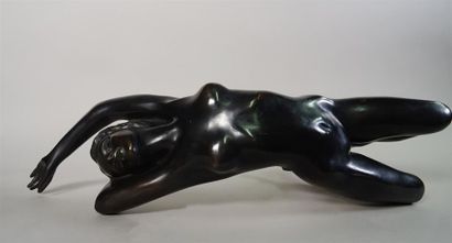 null CORREIA (XX-XXIe siècles) Femme à genoux un bras levé Bronze à patine noire,...