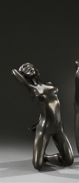 null CORREIA (XX-XXIe siècles) Femme nue à genoux Bronze à patine noire, signé, numéroté...