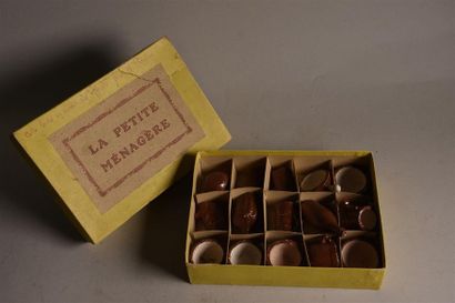 null Lot comprenant : - deux mignonettes Unis France 301, un corps de mignonette...