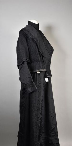 null Robe vers 1890, robe en faille de soie noire en partie voilée de dentelle mécanique...