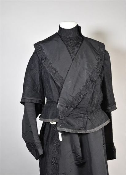 null Robe vers 1890, robe en faille de soie noire en partie voilée de dentelle mécanique...