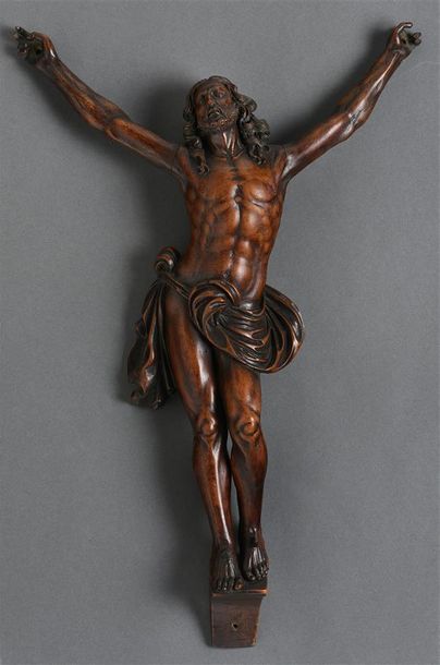 null Beau Christ expirant en bois fruitier, périzonium noué à droite XVIIe siècle...