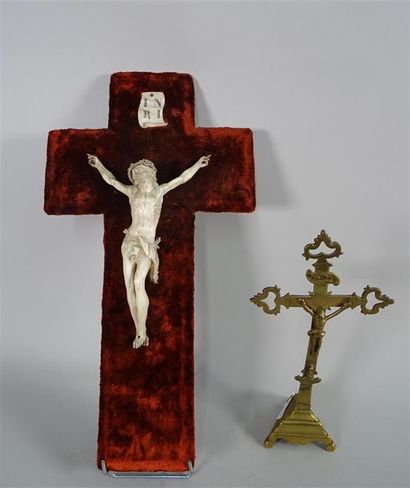 null Crucifix en ivoire sur fond de velours XIXe siècle H. 21,5 cm Manque à la couronne...