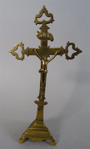 null Crucifix en ivoire sur fond de velours XIXe siècle H. 21,5 cm Manque à la couronne...