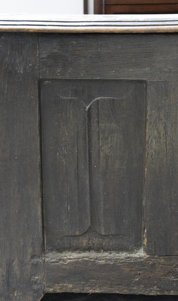 null Coffre en chêne sculpté à plis de serviette XVIIe siècle H. 67,5 cm L. 161 cm...