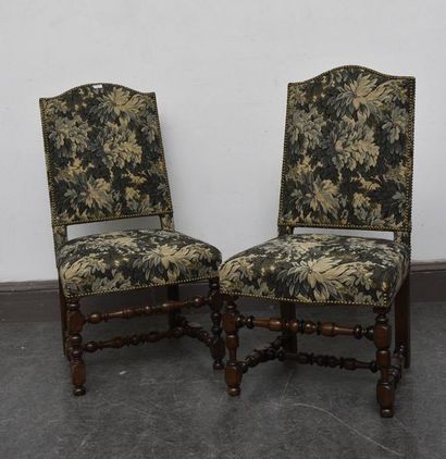 null Deux chaises à haut dossier, en bois naturel tourné
L' une d’époque Louis XIII,...