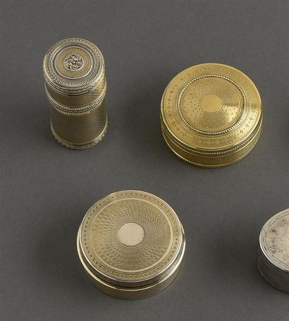 null Réunion de:
- une boîte ronde en argent guilloché, intérieur vermeil, D.
6 cm,...