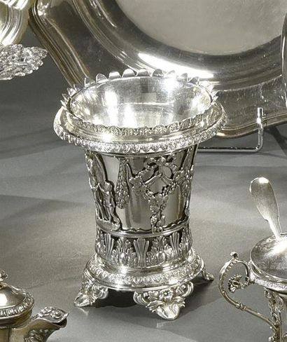 null Vase cornet en argent, le corps ajouré à décor d'anges et guirlandes de fleurs,...