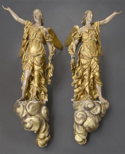 École FRANÇAISE du XVIIIe siècle Paire d'anges sur des nuées en bois sculpté et doré,...