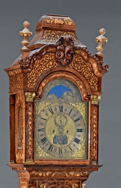 null Belle horloge de parquet entièrement marquetée de bois de couleurs à décor floral,...