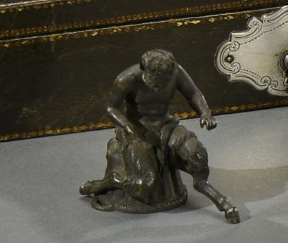 Italie, fin du XVIIe siècle Faune assis sur une corbeille renversée
Bronze à patine...