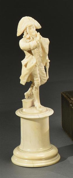 Dieppe Sujet en ivoire sculpté représentant un incroyable en costume de l'époque,...