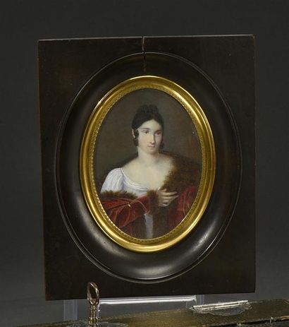 École FRANÇAISE du début du XIXe siècle Portrait de femme en buste de face, une épaule...