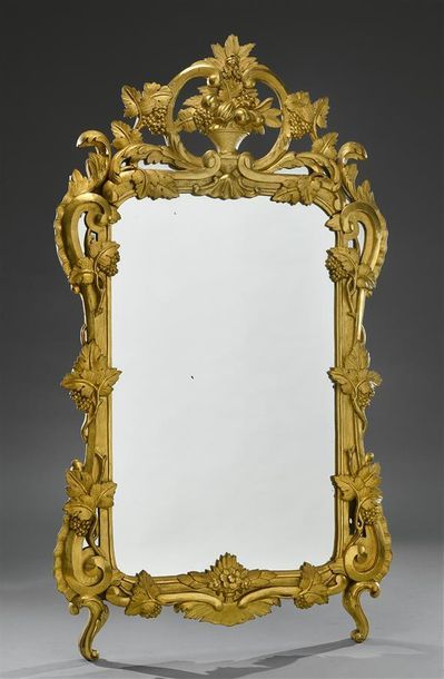 null Miroir en bois doré sculpté de pampres, le fronton ajouré à décor de vase de...