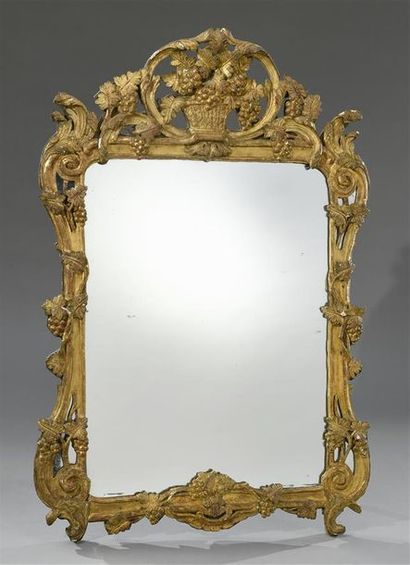 null Beau miroir en bois doré sculpté de pampres et volutes à parcloses partielles,...