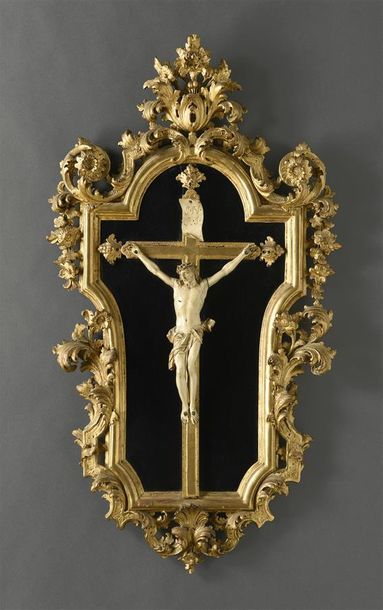 null Important Christ en ivoire sur croix fleuronnée, cadre en bois doré sculpté...