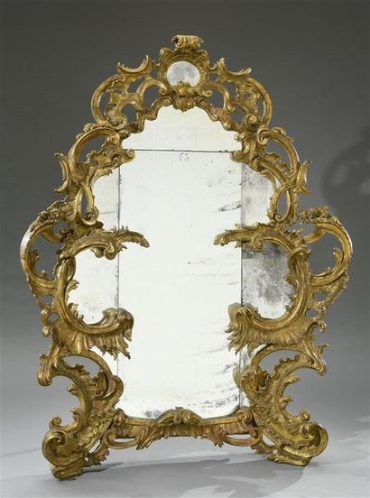 null Miroir monumental en bois doré sculpté fortement découpé et partiellement ajouré,...