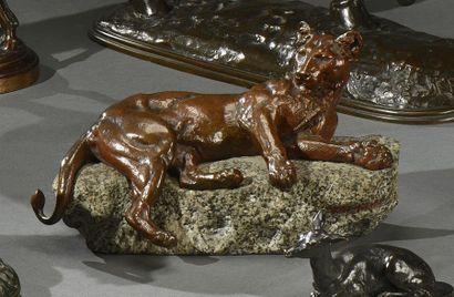 Charles VALTON (1821-1918) Lionne couchée sur un rocher
Épreuve en bronze à patine...