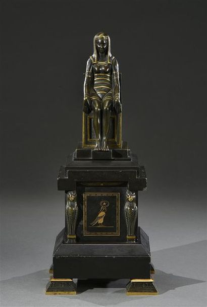 null Élément de garniture représentant une égyptienne en bronze patiné et doré assise...