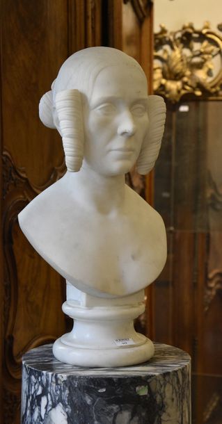 École Française du XIXe siècle Buste de femme en marbre de carrare sur piédouche,...
