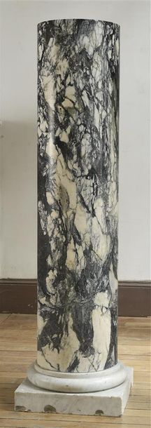 null Grande colonne cylindrique en marbre veiné gris foncé sur base en marbre blanc...