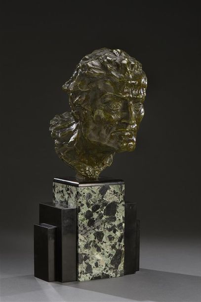 Michel DECOUX (1837-1924) Tête d'homme
Épreuve en bronze à patine verte antique,...