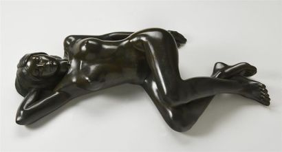 Anne MATHIL (née en 1944) * Nu endormi, 1996
Épreuve en bronze à patine brune, signée...
