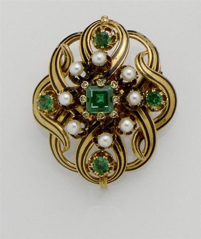 null Broche ovale en or jaune 18K (750°/°°) à décor de volutes ajourées et de filets...